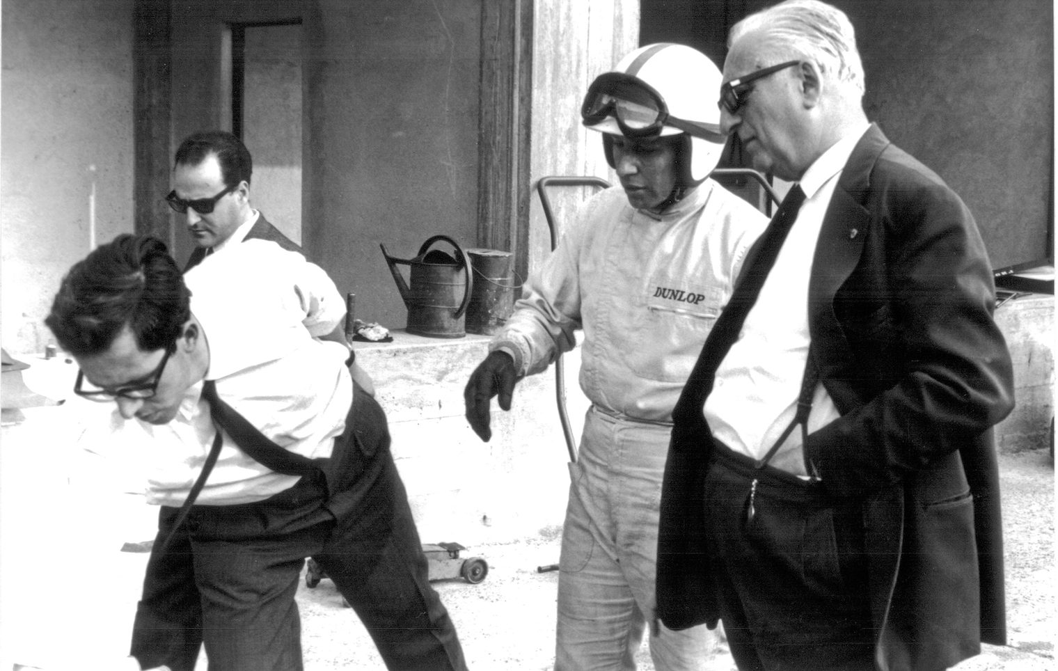 Primavera 1963, test a Monza, con Enzo Ferrari, John Sur- tees e Mauro Forghieri.